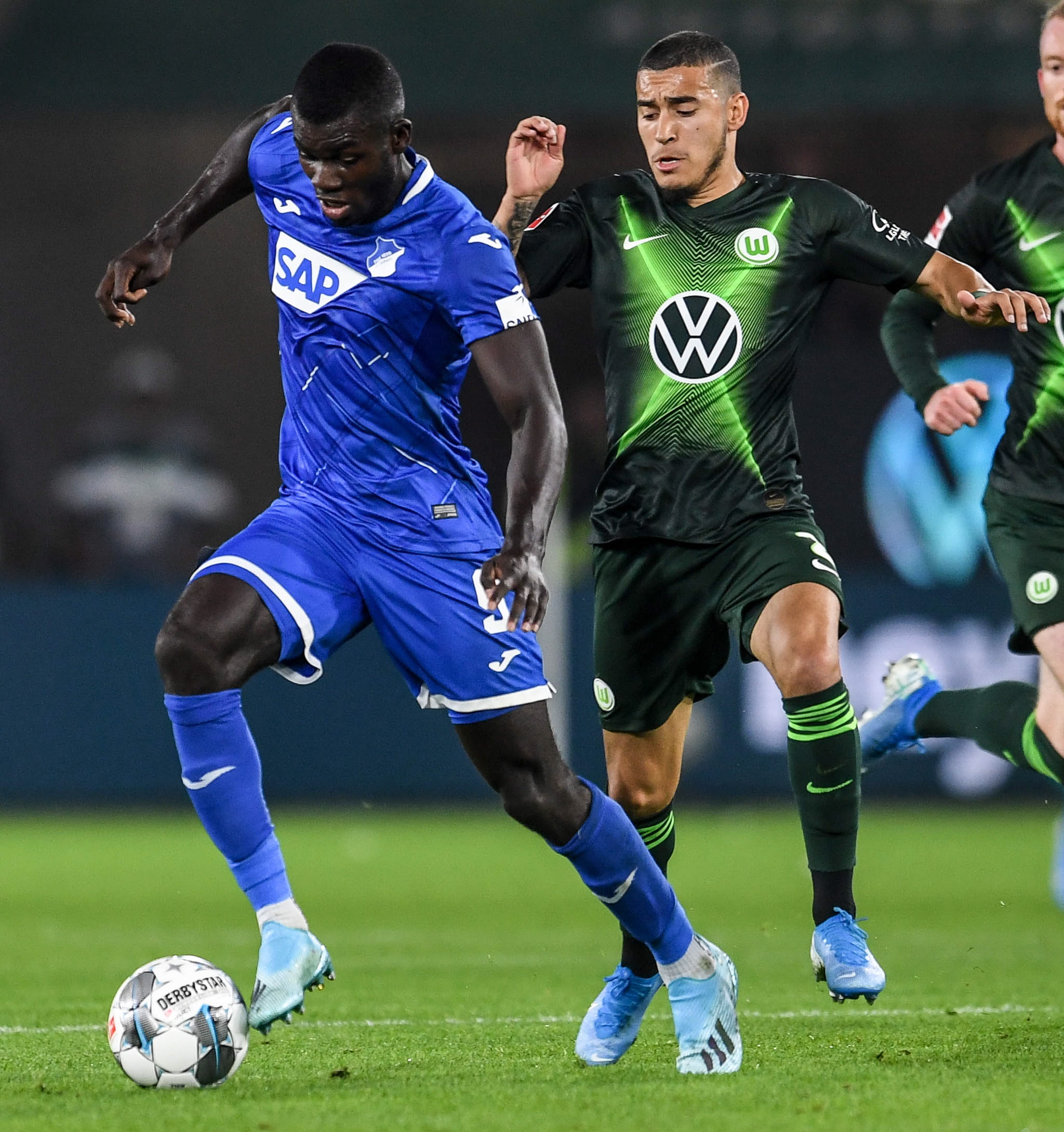 包含卡尔滕主场战平，德甲前四位置渐行渐牢的词条