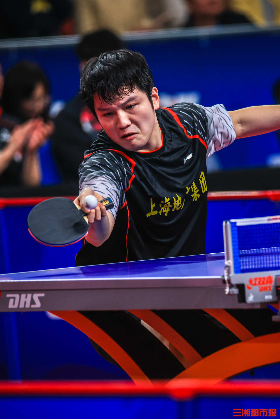 震撼!樊振东在乒乓球赛场挺进决赛!