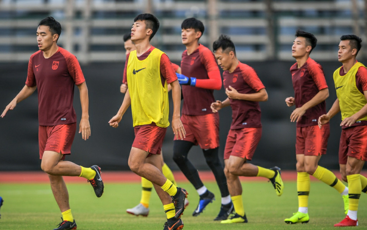 关于亚洲杯战况：AC米兰防线稳固，利物浦进攻受阻，库里成最佳的信息